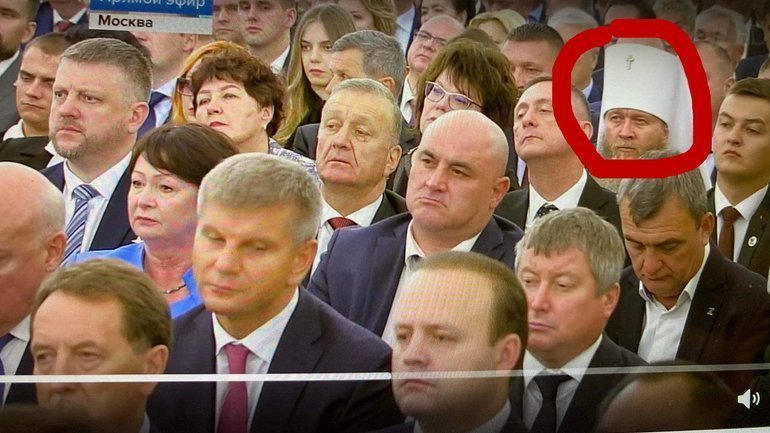 Один з "героїв" УПЦ МП уважно слухає промову Путіна - фото 1