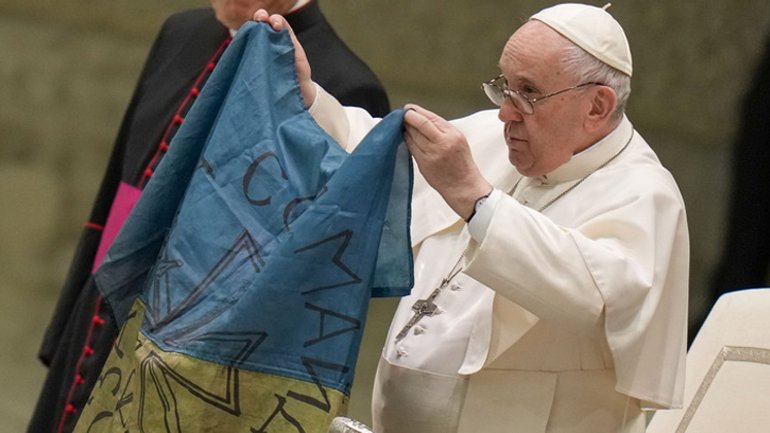 Папа Франциск демонструє прапор, який йому привезли з Бучі. Ватикан, 6 квітня 2022 року - фото 1