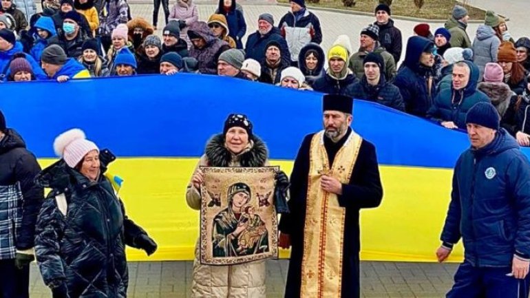 Father Ivan Levytskyy at a pro-Ukrainian demonstration in already occupied Berdiansk - фото 1