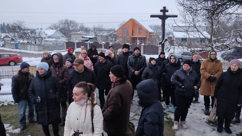 У Сінгурах під Житомиром жителі села блокували місцеву церкву – вимагають переходу до ПЦУ - фото 1