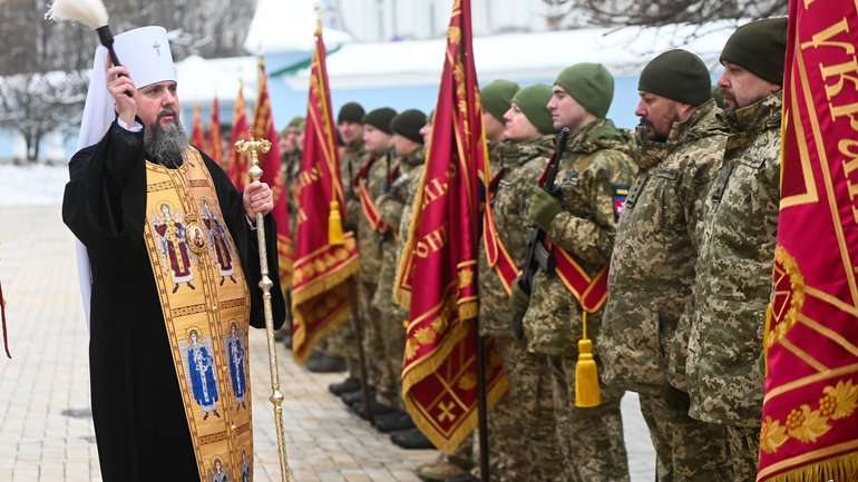 Предстоятель ПЦУ освятив бойові знамена територіальної оборони Збройних Сил України - фото 1