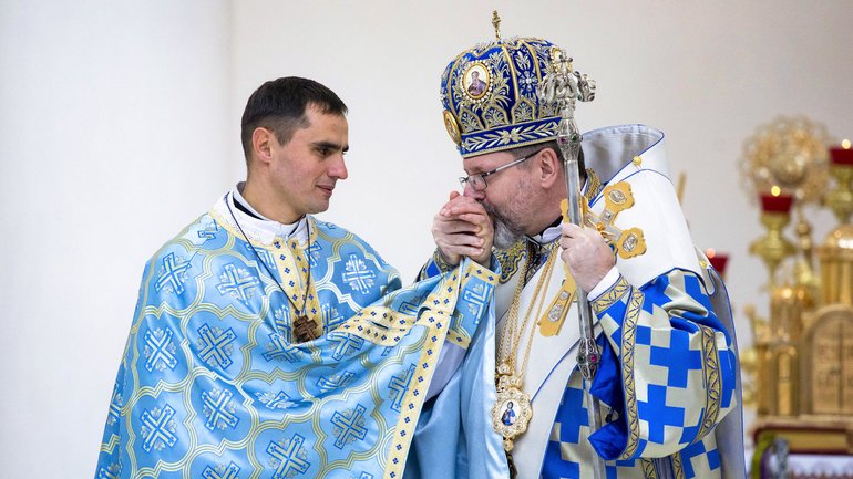 The Head of the UGCC kisses the hand of a priest rescued from occupied Melitopol - фото 1