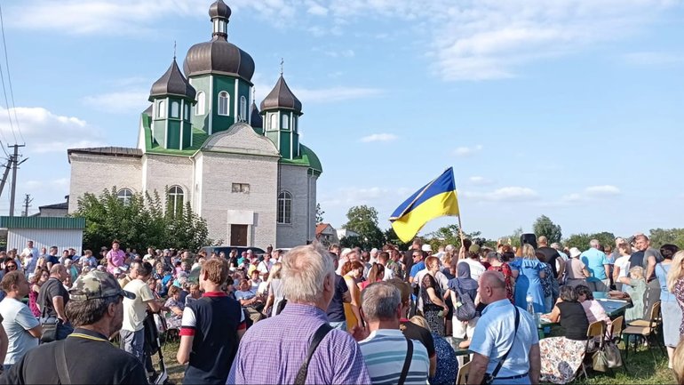 На Київщині прихильники УПЦ МП ночують у храмі, щоб не допустити до нього вірян ПЦУ - фото 1