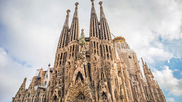 У Барселоні завершили будувати дві вежі собору Саґрада Фамілія - фото 1