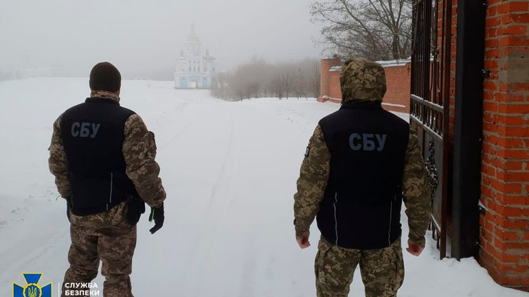 СБУ проводит обыски в монастыре УПЦ МП Сумской области - фото 1