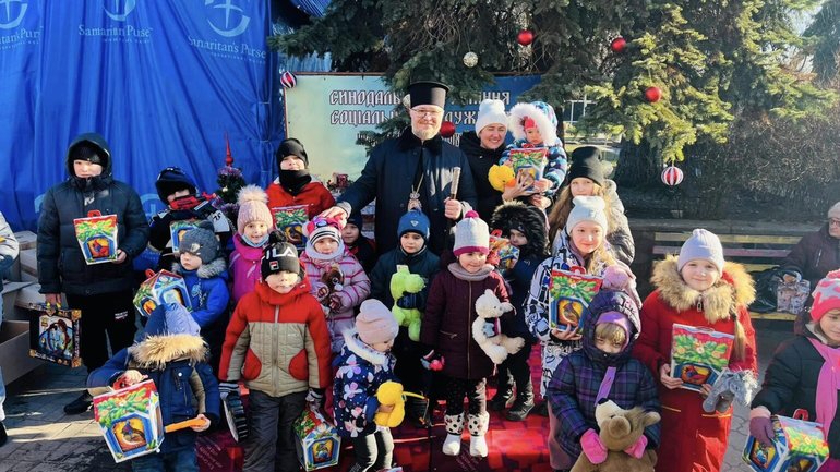 Сотні дітей вимушених переселенців отримали подарунки від Вселенського Патріарха - фото 1