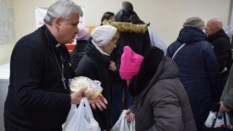 Папський посланець кардинал Краєвський вп'яте особисто доставив гуманітарну допомогу українцям - фото 1