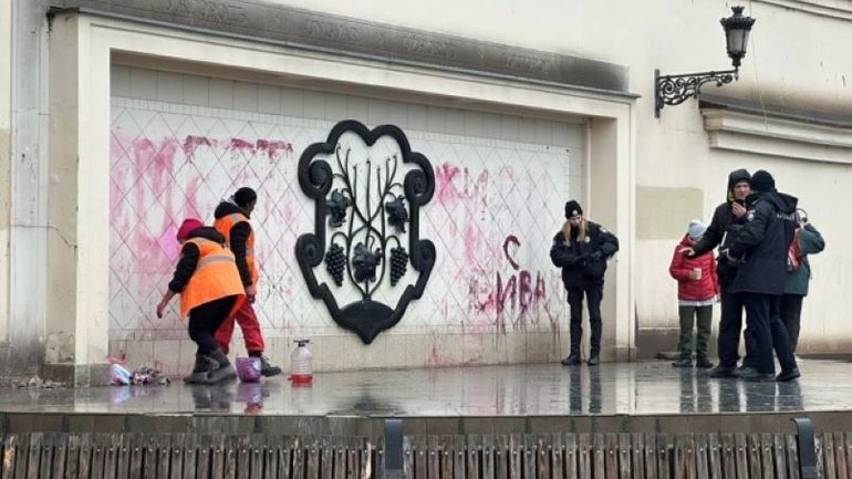 В Ужгороді невідомі розписали стіну антисемітськими надписами - фото 1