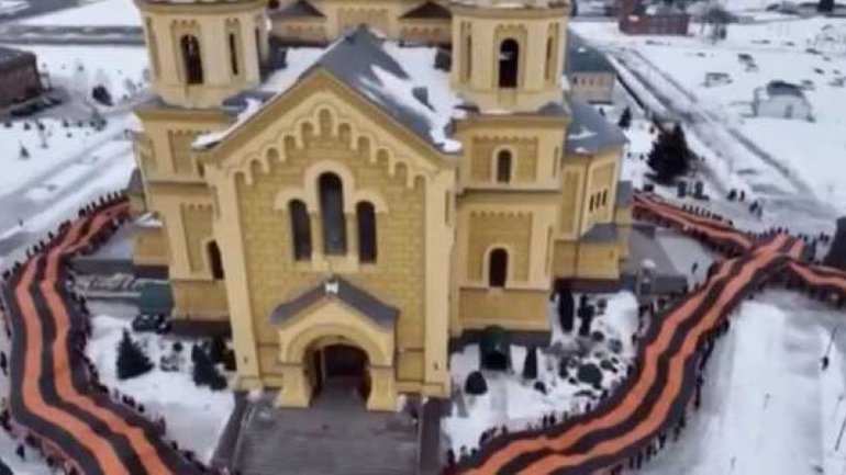 На Росії храм РПЦ огорнули георгіївською стрічкою на знак підтримки “спецоперації” - фото 1