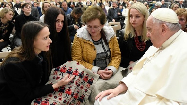 Relatives of Ukrainian prisoners handed the Pope an embroidered towel featuring a prayer - фото 1