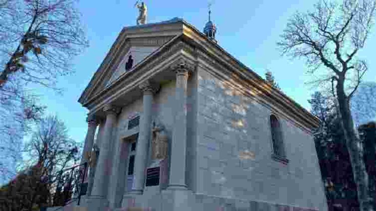 На Личаківському цвинтарі у Львові відреставрували найстарішу каплицю - фото 1