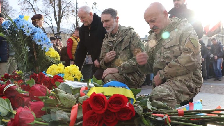 У Львові біля пам’ятника Бандері молились за Україну - фото 1