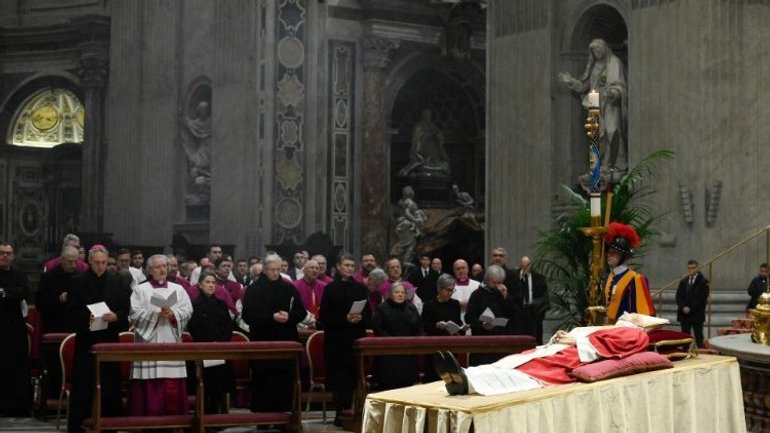 У Ватикані розпочалося прощання з Папою-емеритом Бенедиктом XVI - фото 1