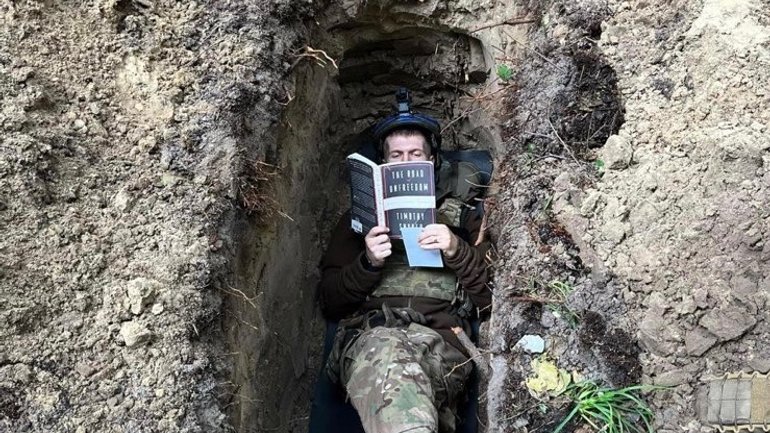 A photo of a warrior and UCU graduate reading Timothy Snyder in a trench has gone viral - фото 1