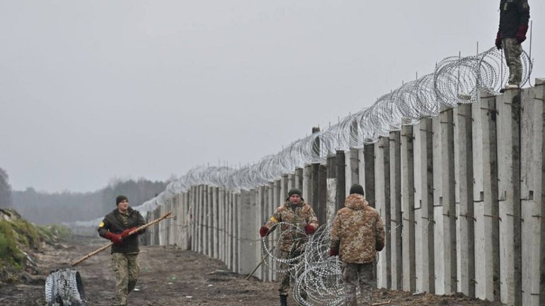 Священики Волинської єпархії ПЦУ долучаються до будівництва стіни на кордоні з Білоруссю - фото 1
