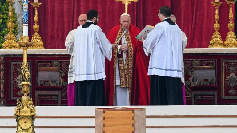 Папа Франциск отправил заупокойную Мессу о Бенедикте XVI - фото 1