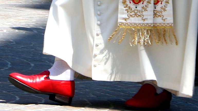 Червоні черевики Папи Бенедикта XVI - фото 1