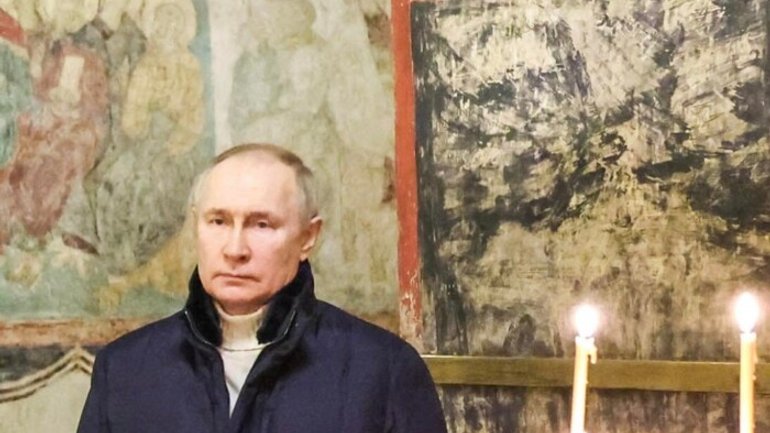 Путин на Рождество в одиночестве посетил службу в соборе Кремля - фото 1