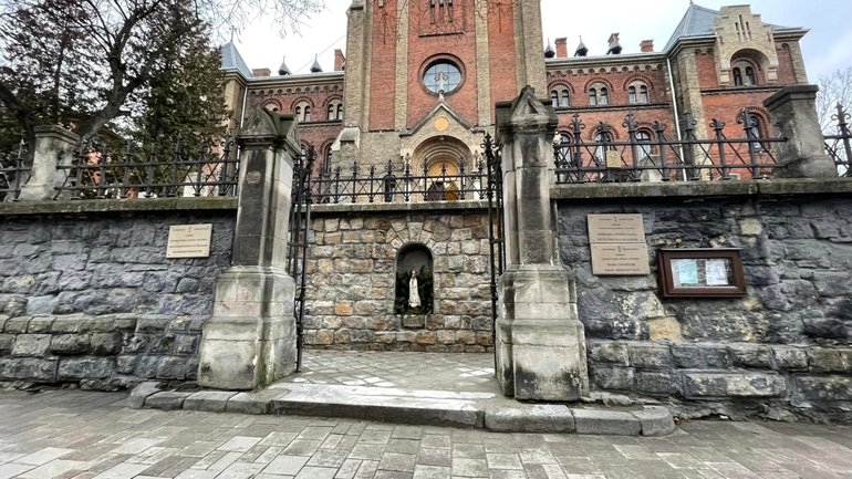 У Львові відновили центральний вхід до храму святого Івана Золотоустого ПЦУ - фото 1