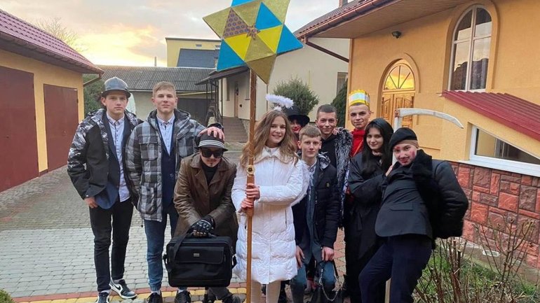 На Львівщині діти наколядували 30 тисяч гривень для ЗСУ - фото 1