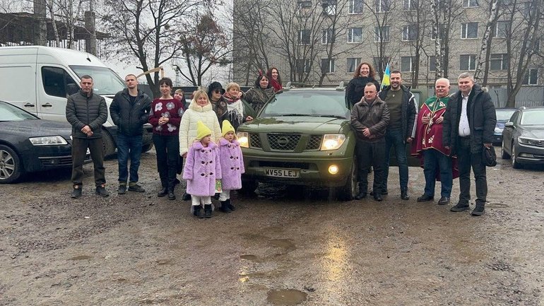 На Львівщині волонтерський вертеп за два дні наколядував
понад 160 тис. грн для ЗСУ - фото 1