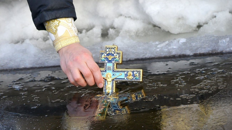 На Рівненщині голова облради вилаяв керівника водоканалу за те, що воду освячував священик з УПЦ МП - фото 1