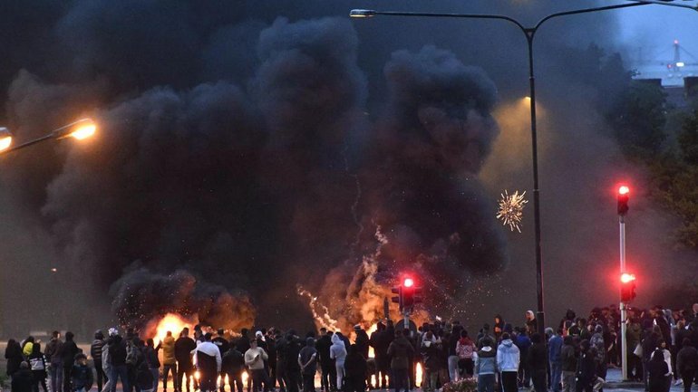У Стокгольмі на протесті спалили Коран, в Туреччині "відповіли" палаючим прапором Швеції - фото 1