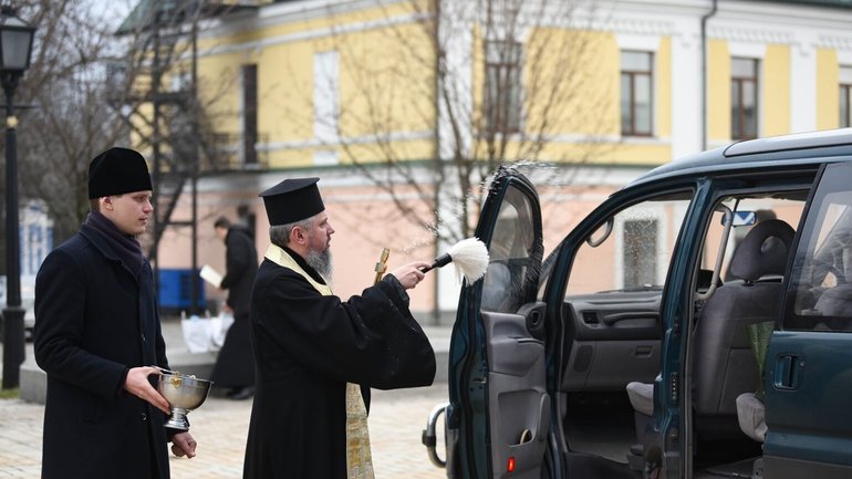 Митрополит Епифаний освятил и передал автомобиль для защитников Украины - фото 1