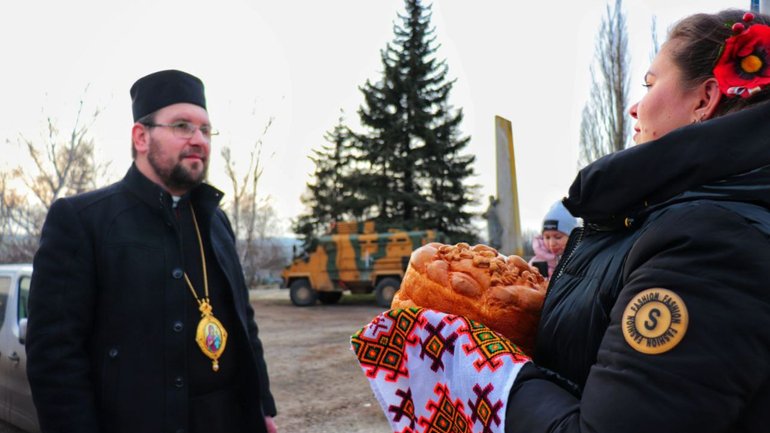 Молитва під канонаду вибухів: Єпископ УГКЦ відвідав прифронтові парафії на Донеччині - фото 1