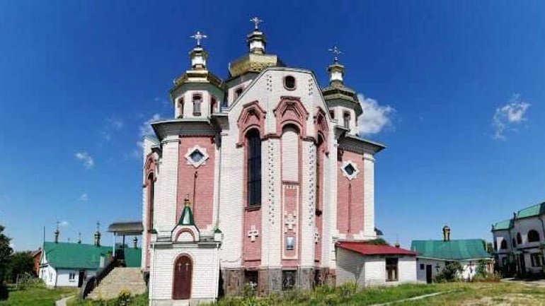 На Київщині міськрада передала будівлі монастиря в оренду ПЦУ  "за символічну плату" - фото 1