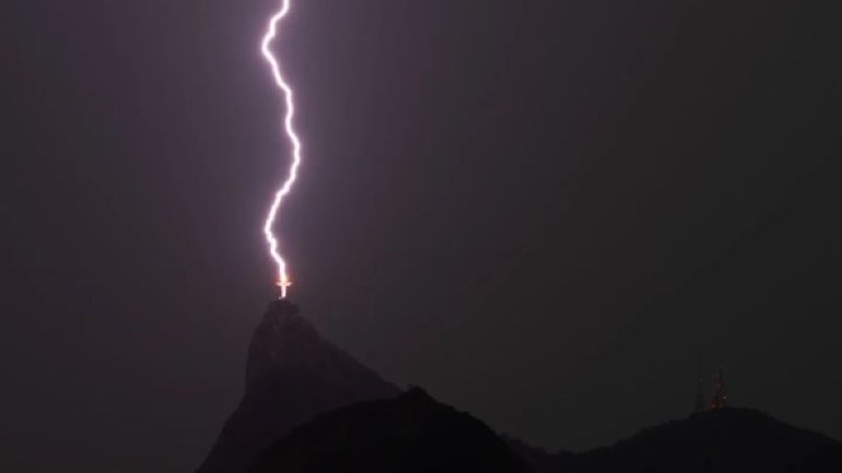В Бразилии молния попала в статую Христа-Спасителя - фото 1