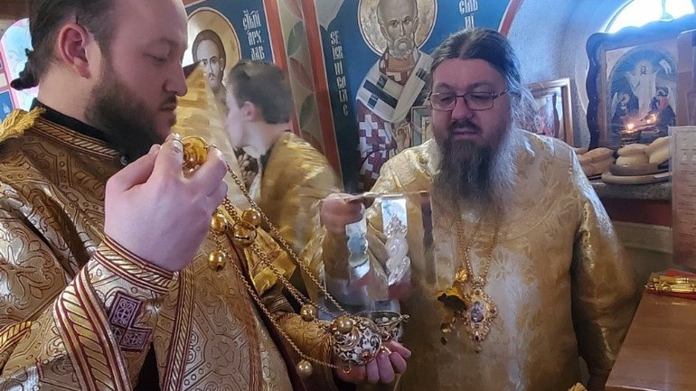 Єпископ УПЦ МП, якого "застукали" із хористом під час обшуку, очолив святкове Богослужіння в Чернівцях - фото 1