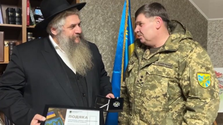 Rabbi Moshe Azman received an award from the Territorial Defense commander of the Armed Forces of Ukraine - фото 1