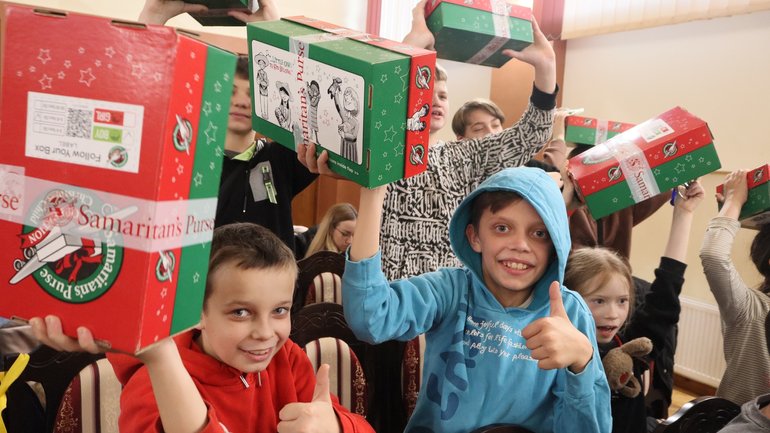 Малозабезпечені діти України отримали подарунки від церков Америки - фото 1