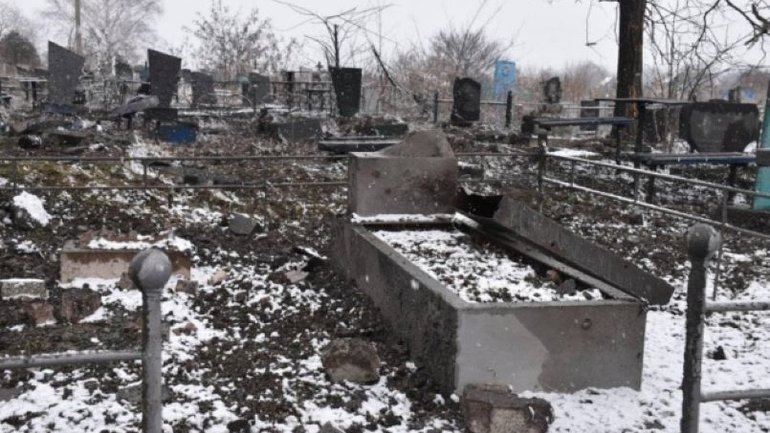 Russian troops shell village cemetery in Sumy region - фото 1