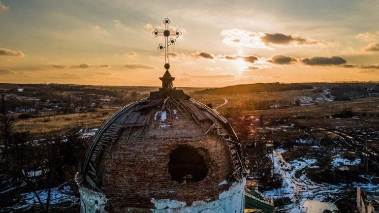 A damaged church in a village in Ukraine  (AFP or licensors) - фото 1