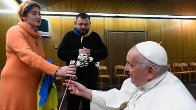 Pope puts on an "Azovstal" bracelet - фото 1