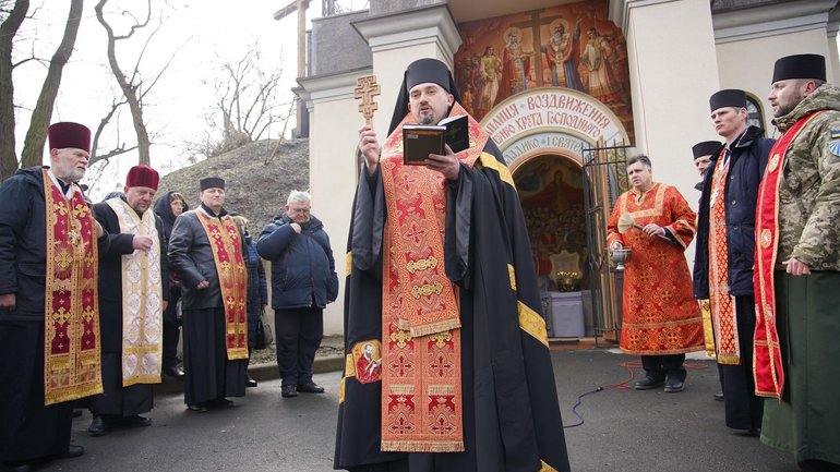 Єпископ УГКЦ освятив пам’ятну дошку Герою України Віталію Скакуну на Аскольдовій могилі - фото 1