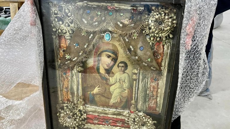 Kyiv customs officers found a valuable icon in a parcel to the United States - фото 1