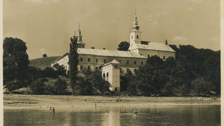 Краєвид Мукачівського василіянського монастиря св. Миколая з боку ріки Латориці. - фото 1