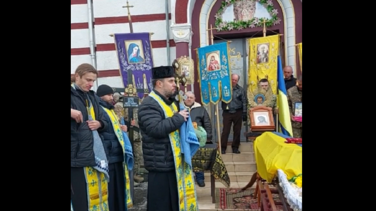 На Буковині священик УПЦ МП не відкрив храм для похорону загиблого воїна - фото 1
