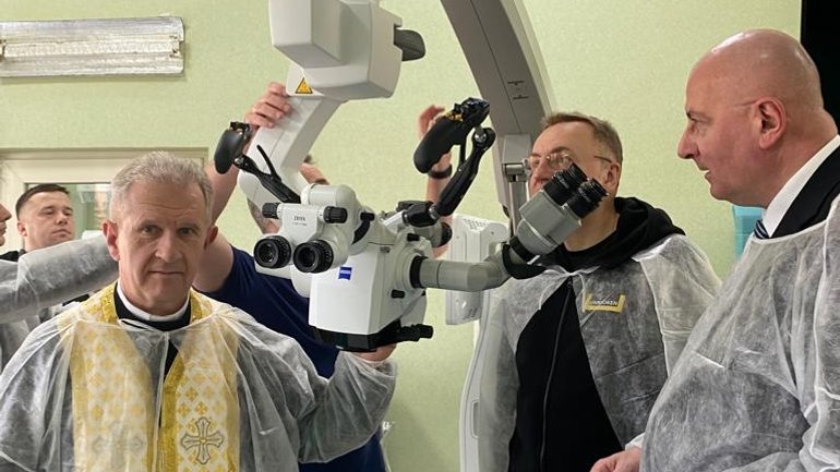 Екс-мер Вроцлава, УКУ та благодійники зібрали кошти на надсучасний мікроскоп для військового госпіталю у Львові - фото 1
