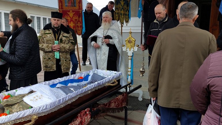 Священик УПЦ МП не впускав до храму капелана ПЦУ на похорон загиблого воїна - фото 1