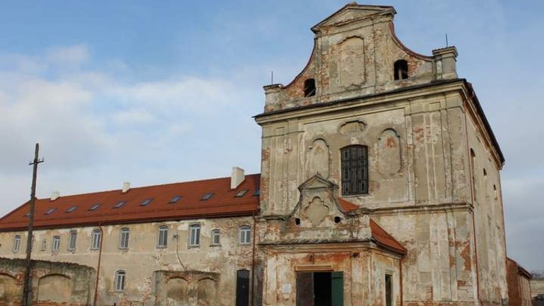 Фасад монастиря і костелу у Раві-Руській - фото 1