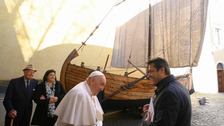 Папе Франциску подарили восьмиметровую "лодку Петра" - фото 1