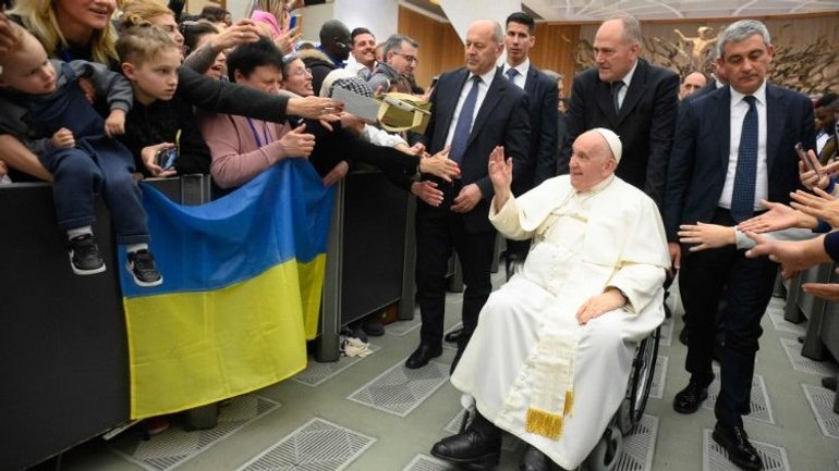Папа українським біженцям: Не перестаю молитися за мир для вашої країни - фото 1