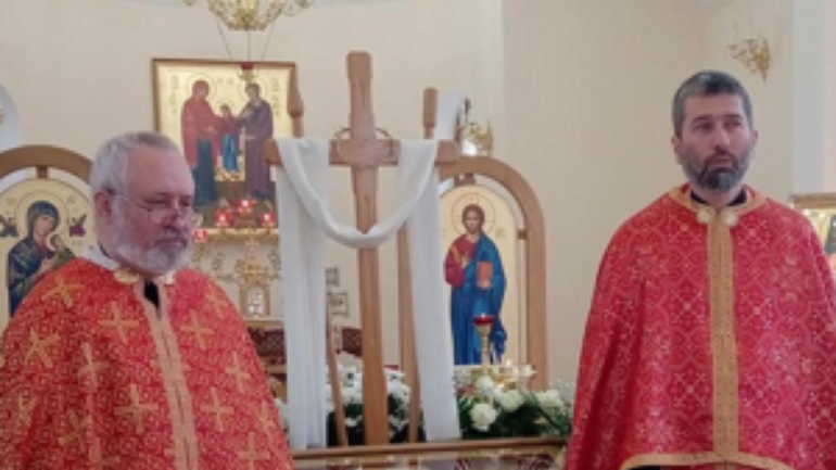 Fr Bohdan Heleta (left) and Fr Ivan Levytsky, Church of the Nativity of the Blessed Virgin, Berdyansk Donetsk Exarchate - фото 1