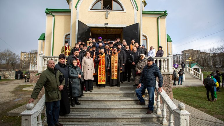 Священнослужителі ПЦУ провели молебень в останньому храмі УПЦ МП в Івано-Франківську - фото 1