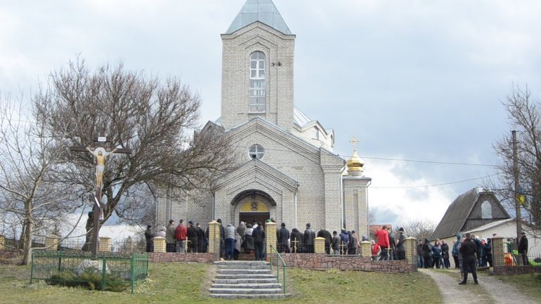 Поліція почала перевірку щодо бійки парафіян під церквою на Житомирщині - фото 1