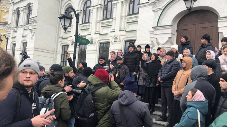 Прихильники Московського Патріархату знову блокують роботу комісії Мінкульту у лаврі - фото 1